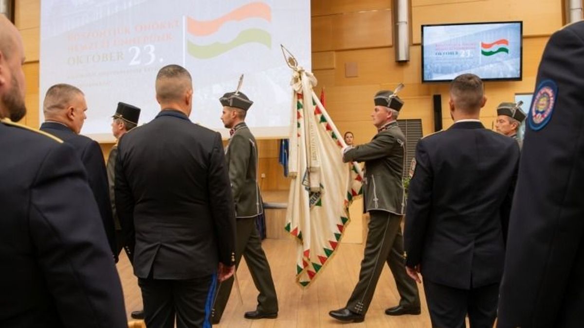Büszkék lehetünk a Komárom-Esztergomi hétköznapi hősökre, több tűzoltót és rendőrt is kitüntettek - fotók
